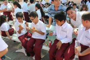 Niños comiendo en el recreo