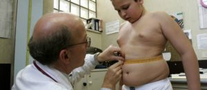 Médico midiendo la cintura de un infante