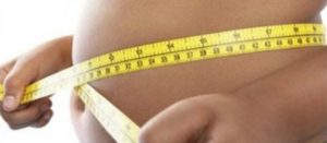 Cinta métrica alrededor del abdomen