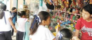 Niñas y niños comprando en la cooperativa de la escuela