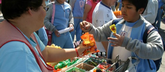 'Escuelas' del sobrepeso: primarias favorecen desórdenes alimenticios en niñas y niños, acusa ONG
