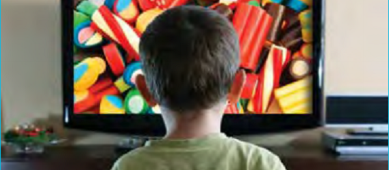 Niño de espaldas frente al televisor