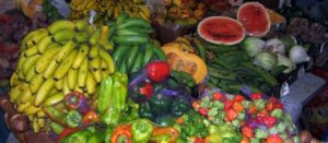 Puesto de mercado local con frutas y verduras