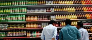 Un anaquel con refrescos en un supermercado. Foto: Alejandro Saldívar