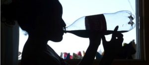 Silueta de consumidor tomando refresco