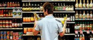 Consumidor comparamdo productos a través de sus etiquetados