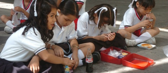 Niñas tomando su momento de refrigerio en la escuela 