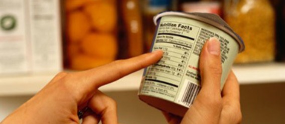 Producto entre las manos de un consumidor que revisa información en el etiquetado