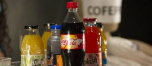 Botellas de bebidas azucaradas, entre ellas, de Coca-Cola y una leyenda que dice Cofepris