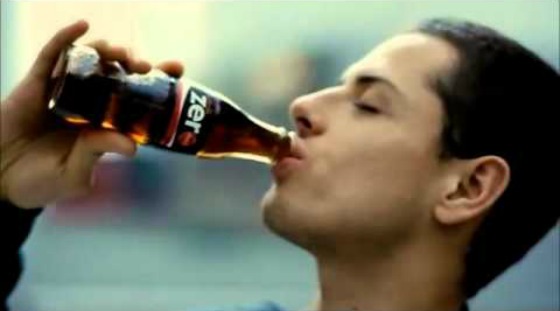 El futbolista Javier Chicharito Hernández bebiendo y publicitando coca-cola zero