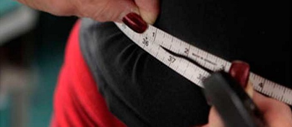 Acercamiento a medición de cintura de una persona con cinta métrica