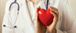 Doctora con un corazón de juguete en las manos