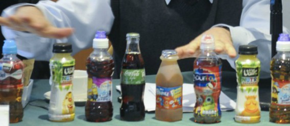 Bebidas azucaradas especialmente dirigidas a niños y niñas sobre la mesa
