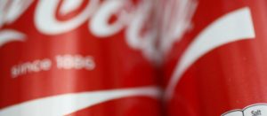 Par de latas de Coca-Cola