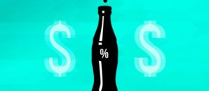Ilustración con botella de bebida azucarada y los signos de pesos y porcentaje