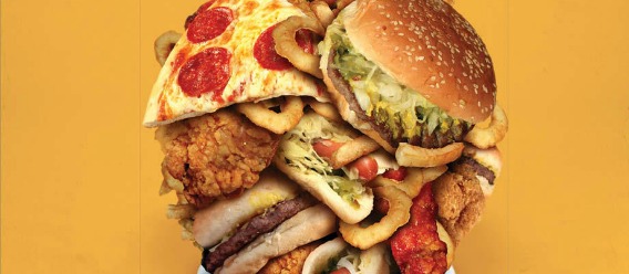 Pila de comida chatarra: hamburguesas, pizzas...