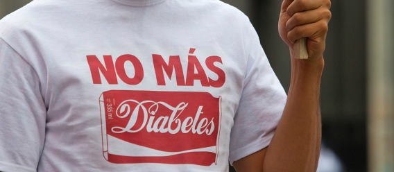 Acercamiento a leyenda en la playera de un activista que dice: no más diabetes