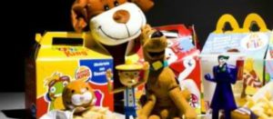 Cajitas felices de McDonald's con juguetes y artículos promocionales para niños