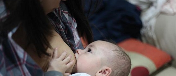 Lactancia materna reduce riesgo de muerte súbita en primeros seis meses de vida de bebés