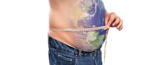 Cinta métrica alrededor de un abdomen con la imagen de un fragmento del mapa del mundo, específicamente el continente americano