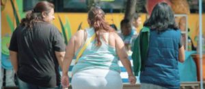 Mujeres con sobrepeso y obesidad de espaldas