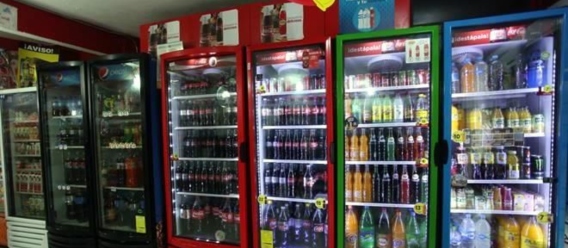 Refrigeradores llenos de refrescos