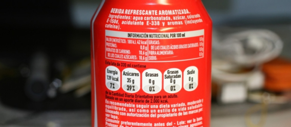 Etiquetado tipo GDA (incomprensible) en lata de coca-cola