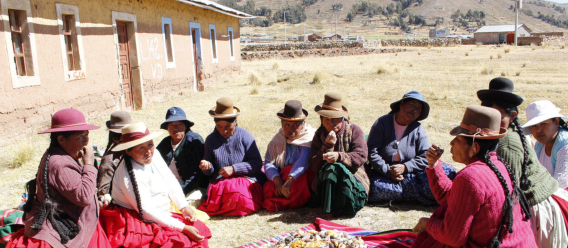 Mujeres de grupos originarios del Perú compartiendo el alimento