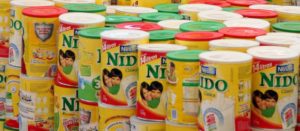 Botes de leche en polvo Nido de Nestlé