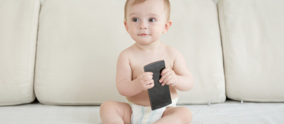 Bebé con un teléfono móvil
