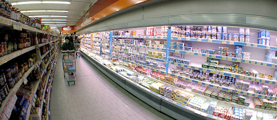 Supermercado sección de refrigerados en Italia