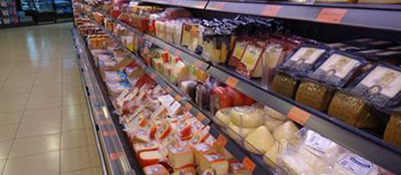 Refrigerador con quesos en supermercado