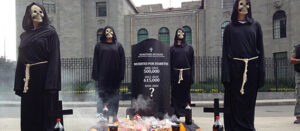Acción ciudadana en la Secretaría de Salud con altar de muertos por obesidad y diabetes en México