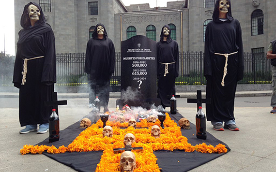 Acción ciudadana en la Secretaría de Salud con altar de muertos por obesidad y diabetes en México