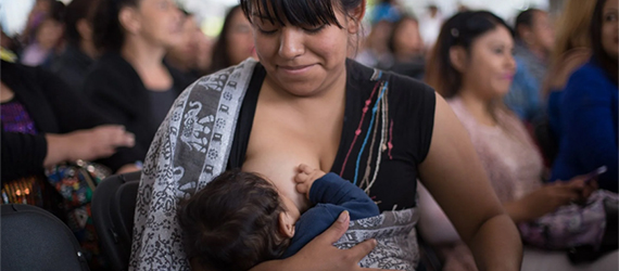 Madre mexicana lactando en espacio público