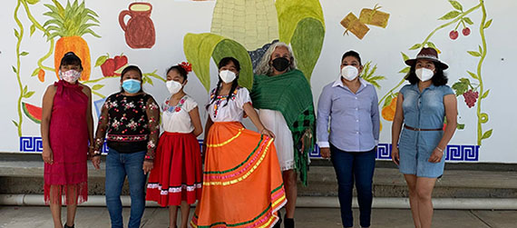 Participantes en la presentación del mural que promueve el derecho a una alimentación sana y nutritiva en la niñez Oaxaqueña