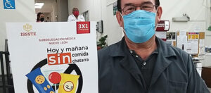 Médico del ISSSTE con pancarta que dice: Hoy y mañana sin comida chatarra