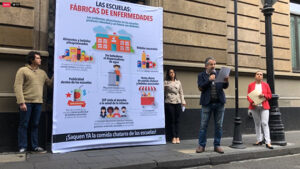 Acto frente a la SEP, en el marco del Día Universal del Niño y la Niña, y del 32 Aniversario de la Convención de los Derechos del Niño, para entregar carta dirigida a su titular, la maestra Delfina Gómez, demandando el cumplimiento de los lineamientos para alimentos y bebidas en las escuelas, con la salida de la comida chatarra de los planteles escolares y la oficialización de la materia de Vida Saludable anunciada por el presidente de México hace más de un año