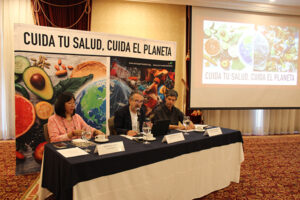 Panel de la presentación de esta campaña: Mercedes López (Vía Orgánica), Alejandro Calvillo (El Poder del Consumidor) y Gustavo Ampugnani (Greenpeace México)