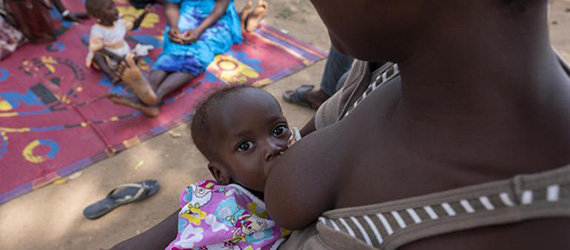 Elizabeth, una madre de 22 años, con su bebé Samira, que está siendo tratada por desnutrición en el Hospital Sabba en Sudán del Sur