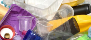 Botellas, recipientes, platos y demás artículos de plástico de un solo uso y unicel