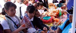 Escolares comprando alimentos chatarra afuera de la escuela