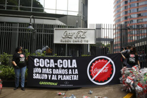 Acto público de Greenpeace México y El Poder del Consumidor a las afueras del corporativo de Coca-Cola