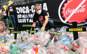 Acto público de Greenpeace México y El Poder del Consumidor a las afueras del corporativo de Coca-Cola, una de las empresas que más plásticos contaminantes produce y que se encuentran en el planeta en forma de basura