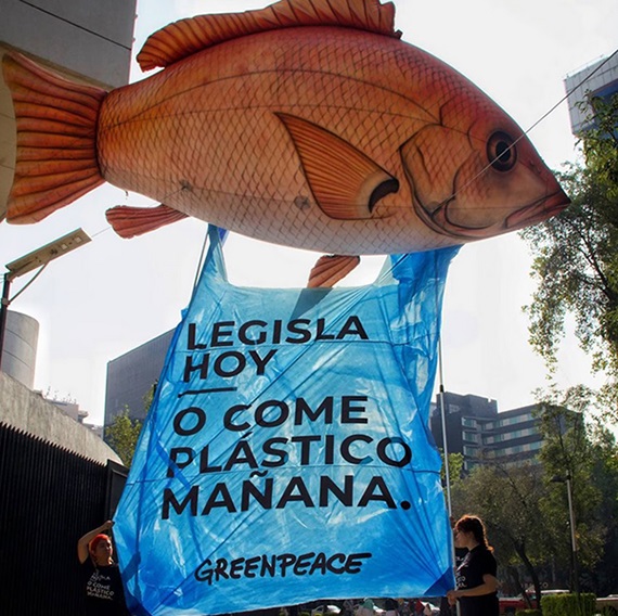 Protesta de Greenpeace contra la contaminación por microplásticos