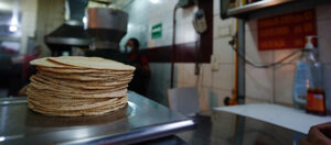 Tortillas sobre la báscula de una tortillería en la Ciudad de México