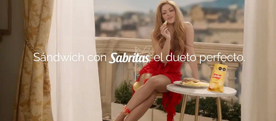 Imagen del comercial de Shakira anunciando papas fritas Sabritas