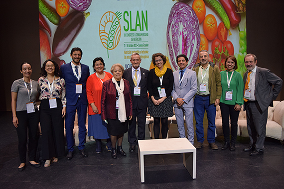 Participantes del Congreso de la Sociedad Latinoamericana de Nutrición (SLAN) que se realiza en Cuenca, Ecuador, agrupados en la Alianza Global para la Alimentación Saludable de Niñas, Niños y Adolescentes: Capítulo América Latina y el Caribe (ALC), que presentaron el Consenso de Cuenca