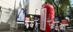 Fragmento de la imagen de la acción pública en el Senado de la República con lata de refresco inflable de 5 metros de alto, sustituyendo el logo de la marca con la palabra “diabetes” y con un etiquetado de advertencia: “Los edulcorantes también hacen daño”