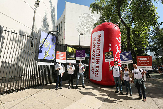 Acción pública en el Senado de la República con lata de refresco inflable de 5 metros de alto, sustituyendo el logo de la marca con la palabra “diabetes” y con un etiquetado de advertencia: “Los edulcorantes también hacen daño”